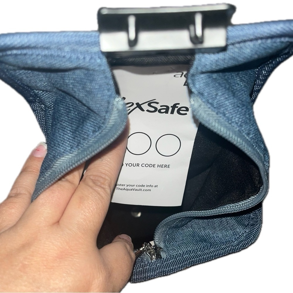 Aqua Vault FlexSafe Portable Travel
Safe, Blue NWT